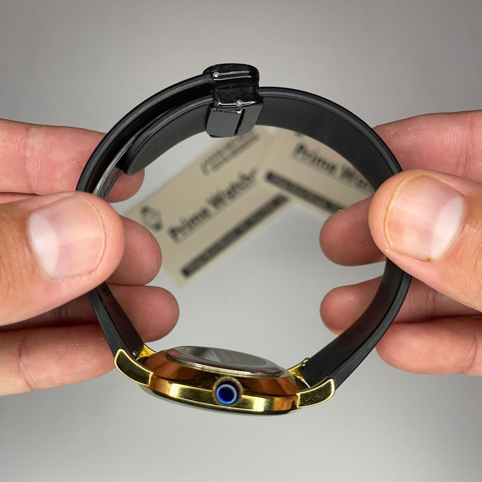 🔥 Ultra-slim design, soft silicone comfort, and premium nicel finish with date display.