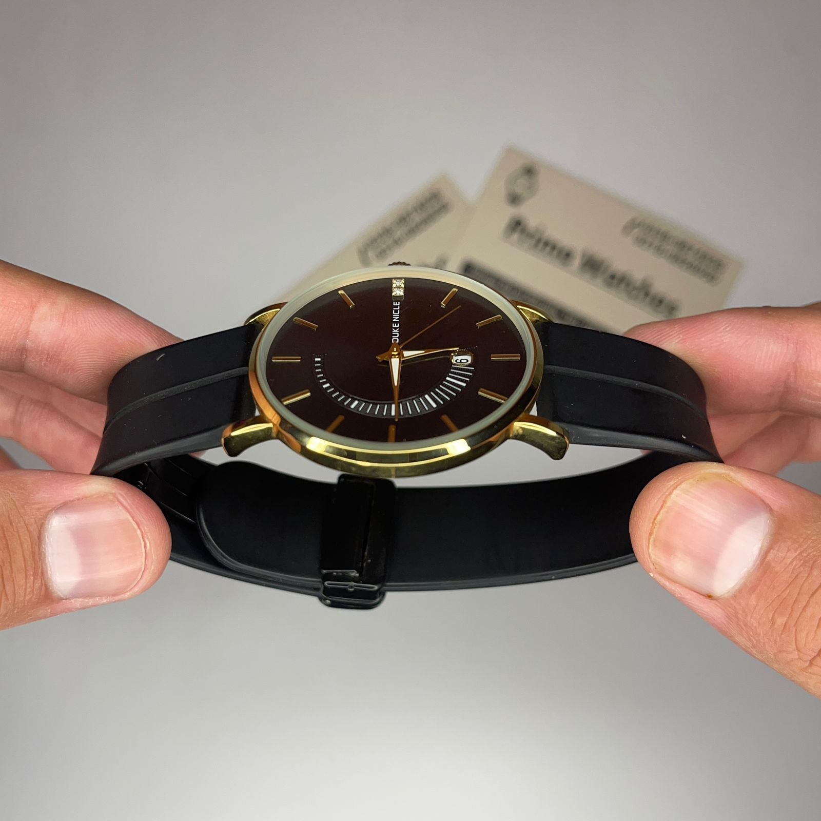 🔥 Ultra-slim design, soft silicone comfort, and premium nicel finish with date display.